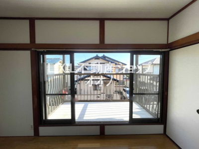 【バルコニー】 | 羽生市上岩瀬　中古戸建 | 2Ｆ洋室からバルコニーへ