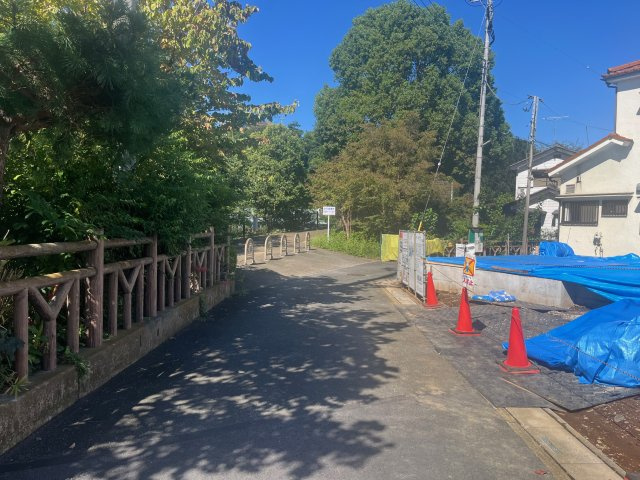 所沢市下安松 全1棟 新築分譲住宅 4,099万円の前面道路含む現地写真
