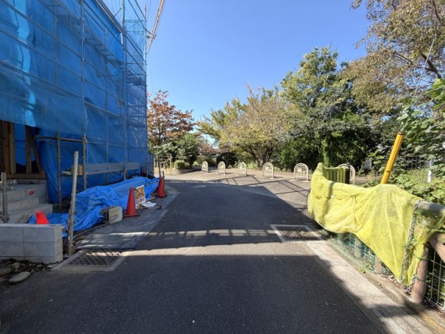 所沢市下安松 全1棟 新築分譲住宅 3,899万円の前面道路含む現地写真
