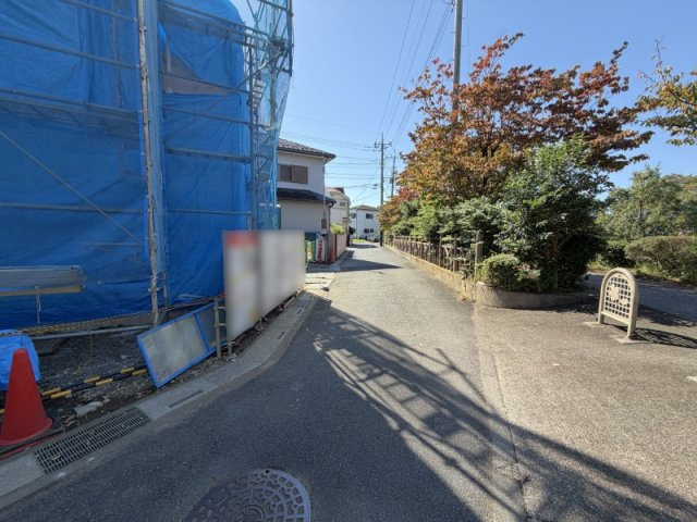 所沢市下安松 全1棟 新築分譲住宅 3,899万円の前面道路含む現地写真