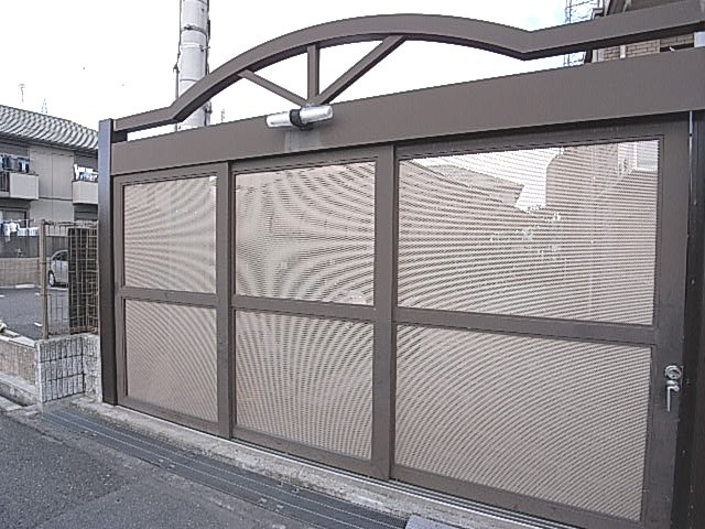 パールメガリスの駐車場