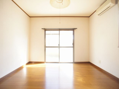 【寝室】 | UGハウスⅡ | 清潔感のあるきれいな洋間です♪