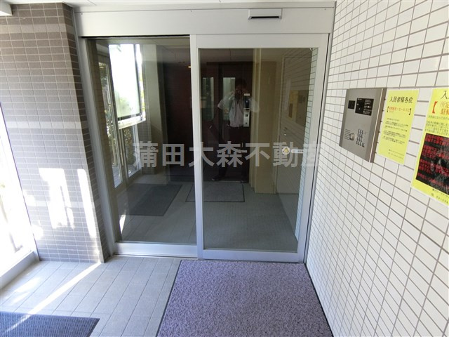 プリムローズのエントランス|防犯カメラ　TVモニター付オートロック　エントランス　