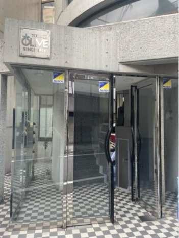 オリーブ代々木ビルのエントランス