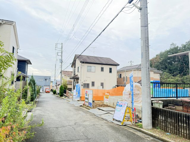 毛呂山町目白台2丁目　新築戸建の前面道路含む現地写真