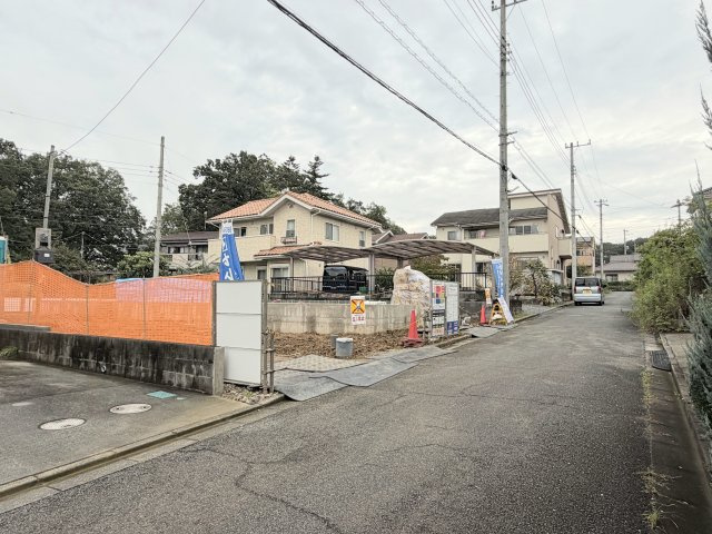 毛呂山町目白台2丁目　新築戸建の前面道路含む現地写真