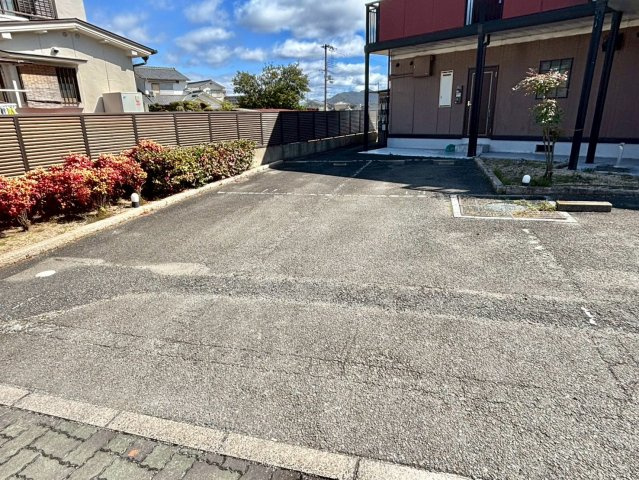 ハッピーバード市川の駐車場