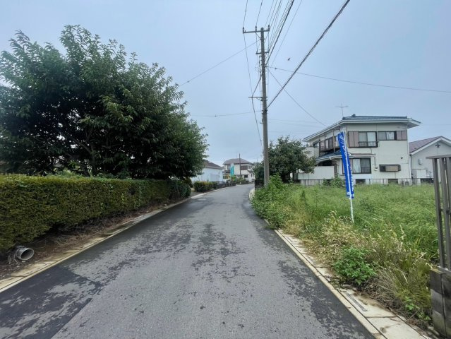 敷地面積１７３坪　売地　岩槻区徳力②の前面道路含む現地写真|前面道路：南側公道約６．０ｍに約９．８ｍの接道！お車の出し入れもラクラクです♪