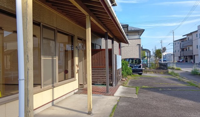 岡崎市橋目町字牛転の店舗一部の外観