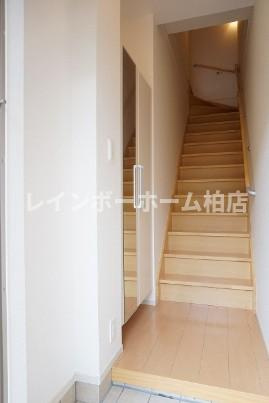 特典：仲介手数料が50％OFFです‼の玄関|明るい玄関です