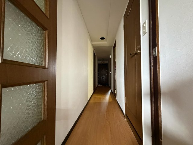 モンテベルデ北田辺の玄関|各居室や水回りへつながる廊下スペース。居室と生活設備を分けやすく、住まいの中で生活にメリハリをつけやすい間取りです。
