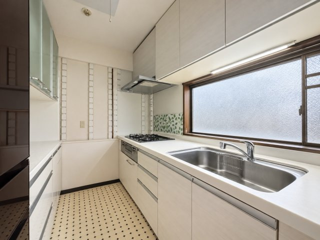 モンテベルデ北田辺の洋室|落ち着いた色合いでまとめられたシンプルな一室。家具の配置を考えやすい形状で、自分好みのお部屋づくりを楽しめます◎※AI加工により一部の荷物等を削除しております。実際の室内とは異なる場合があります。