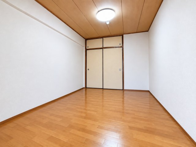 モンテベルデ北田辺の洋室|木目の床と天井が温かみを感じさせる一室。収納も備えているため、寝室として使っても室内をすっきり整理しやすい空間です。※AI加工により一部の荷物等を削除しております。実際の室内とは異なる場合があります。