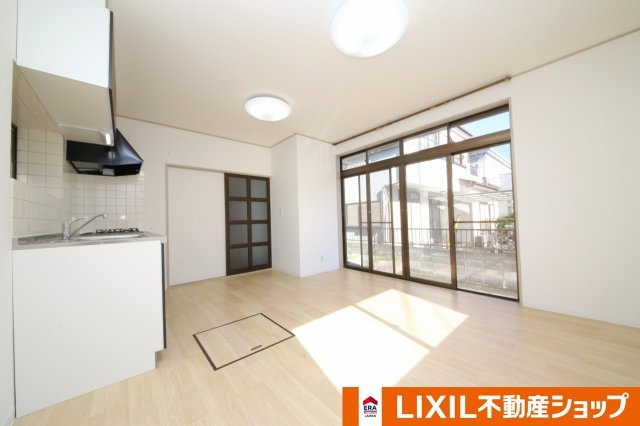 久喜市除堀中古住宅の居間・リビング|壁紙・床貼替済みLDK（3）
