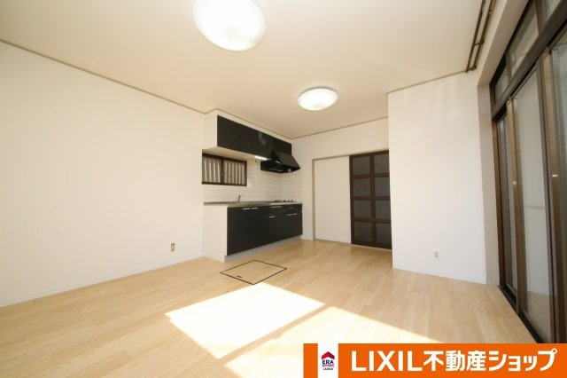 久喜市除堀中古住宅の居間・リビング|壁紙・床貼替済みLDK（4）