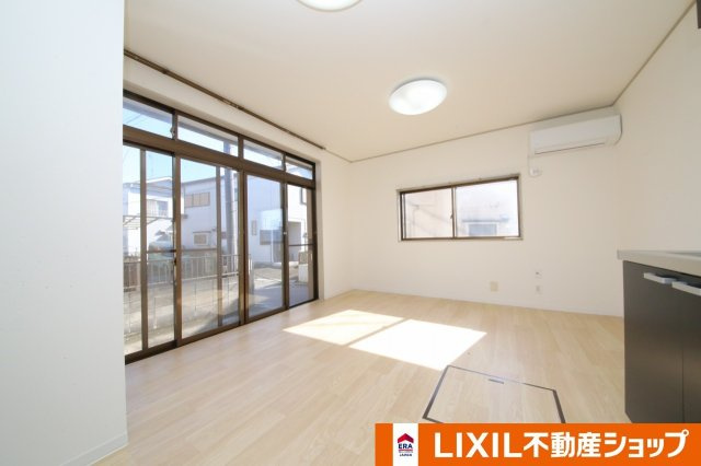 久喜市除堀中古住宅の居間・リビング|壁紙・床貼替済みLDK（2）