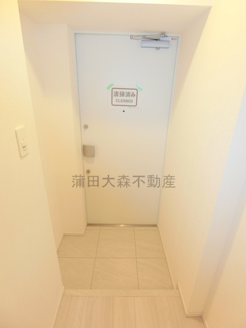 アークマーク大森町アジールコートの玄関