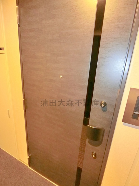 アークマーク大森町アジールコートの玄関