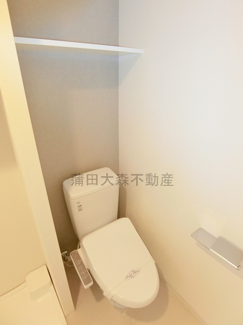 アークマーク大森町アジールコートのトイレ|棚収納と温水洗浄便座付きのトイレ　