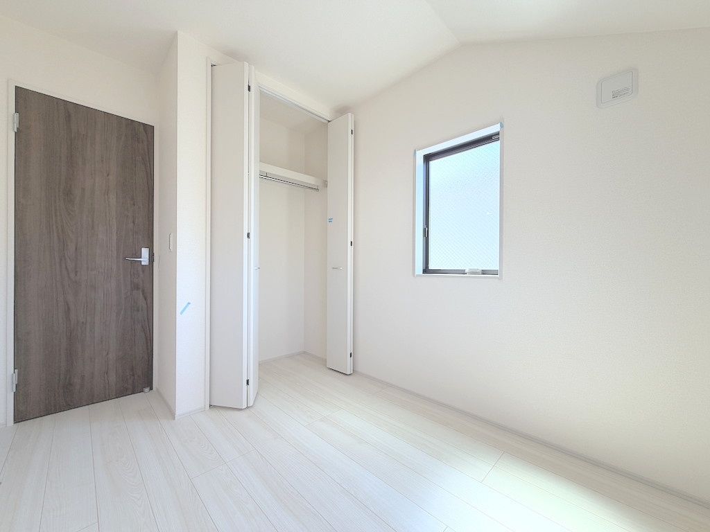 羽村市羽加美第1のその他|【3.8帖】明るい日差しが差し込む清潔感のある居室。子供部屋や書斎など多目的に活用できます。
