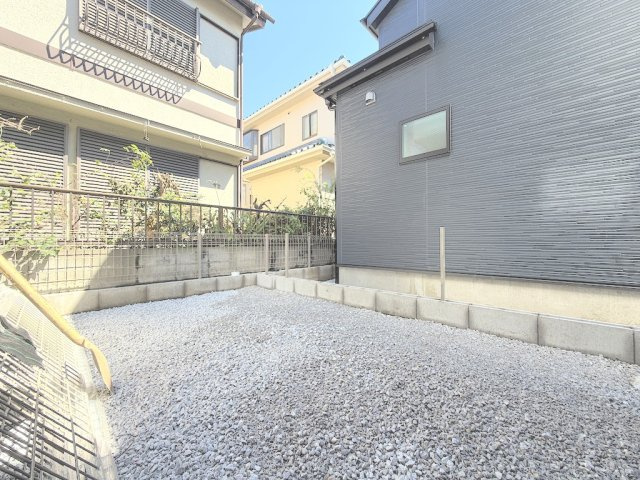 羽村市羽加美第1の庭|手入れがしやすく使い勝手の良いコンパクトなお庭。ちょっとしたガーデニングや倉庫置き場、気分転換にも最適です。 
