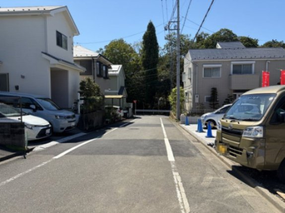 羽村市羽加美第1の前面道路含む現地写真|前面道路は幅員にゆとりがあり車庫入れもスムーズ。見通しが良く防犯面も安心です。
