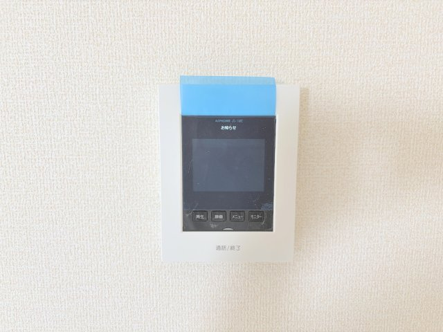 羽村市羽加美第1の防犯設備|来訪者の顔を室内から確認できるモニター付きインターホン。防犯面に配慮された設備です。
