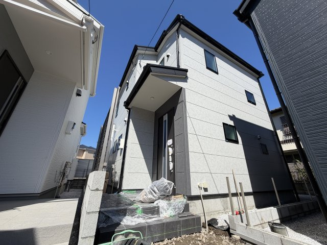 羽村市羽加美第1の外観|【4号棟】白と黒のツートンカラーがお洒落な新築分譲住宅の外観写真です。
明るい日差しの中で、洗練されたデザインが目を引きます。駐車場スペースもあり、快適な生活が想像できる物件です。