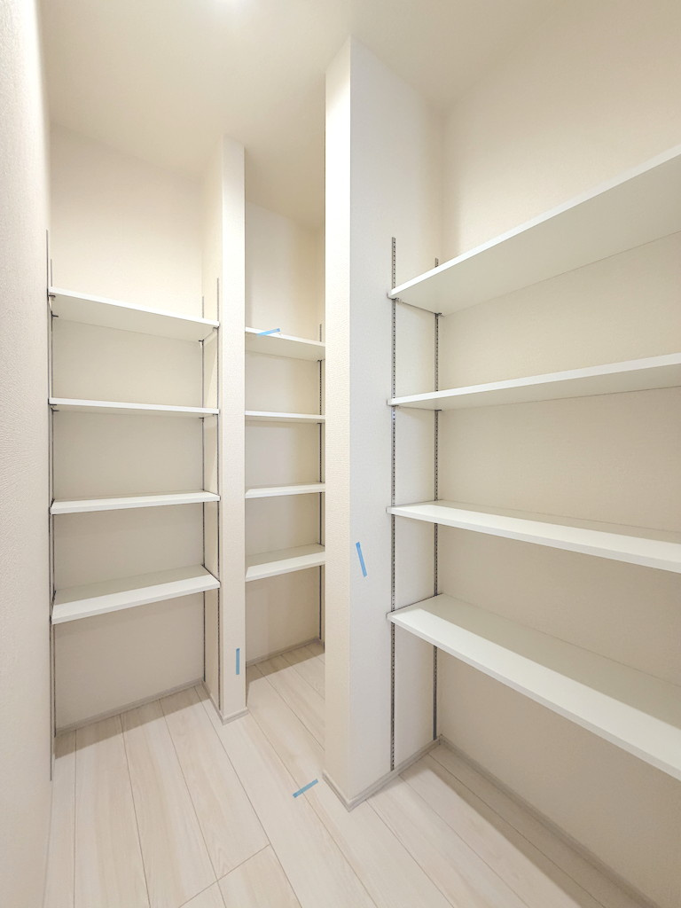 羽村市羽加美第1の収納|【パントリー】食料品のストックや調理器具をすっきり収納できるパントリー。買い置きが多くても安心です。
