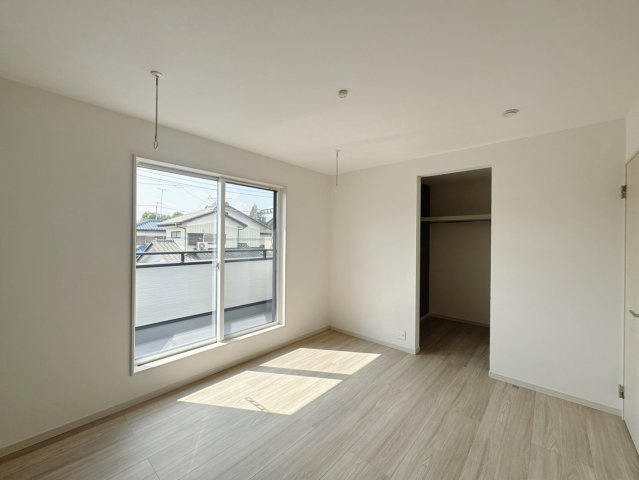 【新築戸建】太田市下浜田町の洋室|■洋室｜「今日も一日お疲れ様」とゆったりくつろげる寝室。毎日の家事やお仕事に疲れた日はフカフカのベットで癒されてください。テレビや本棚をおいても快適な広さなのが自慢のお部屋です♪