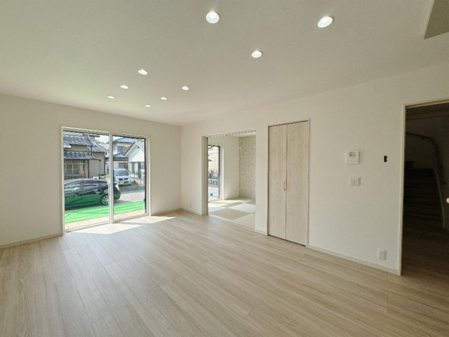 【新築戸建】太田市下浜田町の居間・リビング|■リビング｜家族が集まる団らんのひととき、ひとりでリラックスしたい夜、ゲストを招いてわいわい過ごす休日、どんなシーンにも対応できるリビングです。
