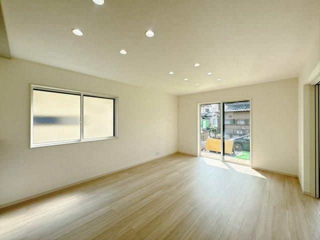 【新築戸建】太田市下浜田町の居間・リビング|■リビング｜家族でゆったりくつろげる、居心地の良いリビング♪賃貸と違って、テレビや音楽の音を気にしなくて良いことが嬉しいですね(*＾＾*)