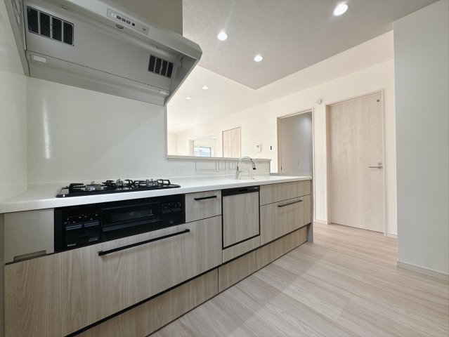 【新築戸建】太田市下浜田町のキッチン|■キッチン｜お料理をしながら会話も弾むカウンターキッチン。出来上がったお料理をカウンター越しからお子様に運んでもらったりと、お手伝いも楽しくしてもらえることができます♪