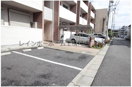 ルネス　プリマヴェーラ　EASTの駐車場