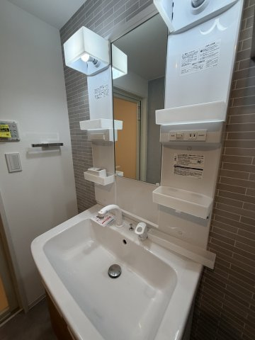 ＧＲＡＮ ＰＡＳＥＯ三宿Ⅱの独立洗面台|独立洗面台、小物を置くことができて便利です
