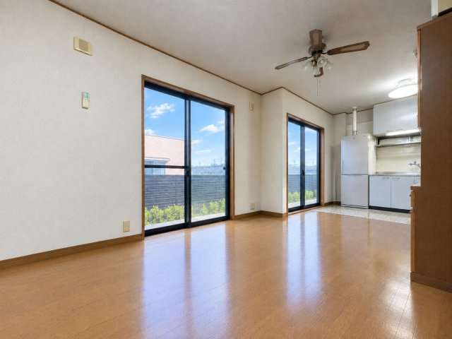 三郷市早稲田5丁目　中古戸建の居間・リビング|家族が集まるリビングは隣の和室とも接しているので客間や子供の遊びスペースなど様々な用途で使えます！