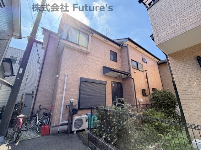 三郷市早稲田5丁目　中古戸建の外観|早稲田公園＆プールが近く、子どもとの暮らしを楽しめる住環境