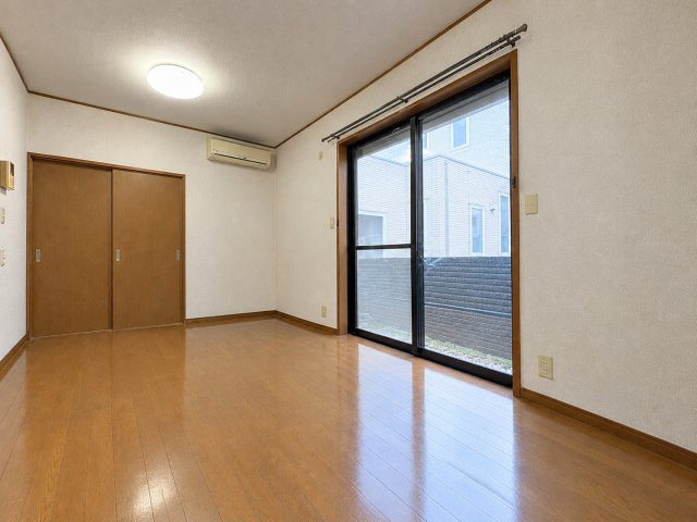 三郷市早稲田5丁目　中古戸建の居間・リビング|1階リビングで階段の上り下りが少なく、買い物帰りの荷物を運び入れや日々の家事をする際にも便利です♪