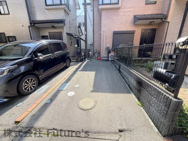 三郷市早稲田5丁目　中古戸建の駐車場|カースペース1台分付き。乗用車でもしっかりと駐車出来ます！