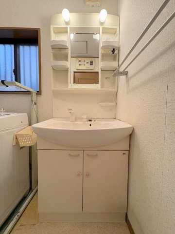 三郷市早稲田5丁目　中古戸建の独立洗面台|収納スペースを備えた、使い勝手の良い洗面化粧台！洗面下に日用品の収納が出来ます！