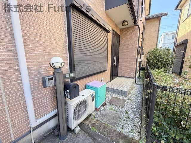 三郷市早稲田5丁目　中古戸建のエントランス|玄関アプローチ。シャッターがついているので防犯面も安心ですね♪