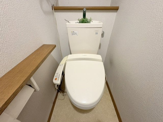 三郷市早稲田5丁目　中古戸建のトイレ|温水洗浄便座付き♪使いやすさに配慮されたトイレですね！