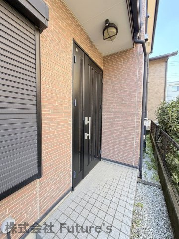三郷市早稲田5丁目　中古戸建の玄関|玄関ドアの写真です。
