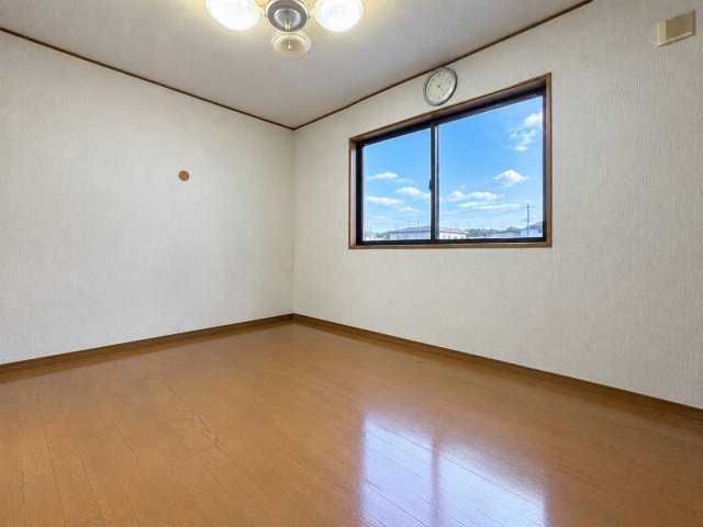 三郷市早稲田5丁目　中古戸建の洋室|全居室６帖以上なので寝室・子ども部屋など多用途に使えますね★