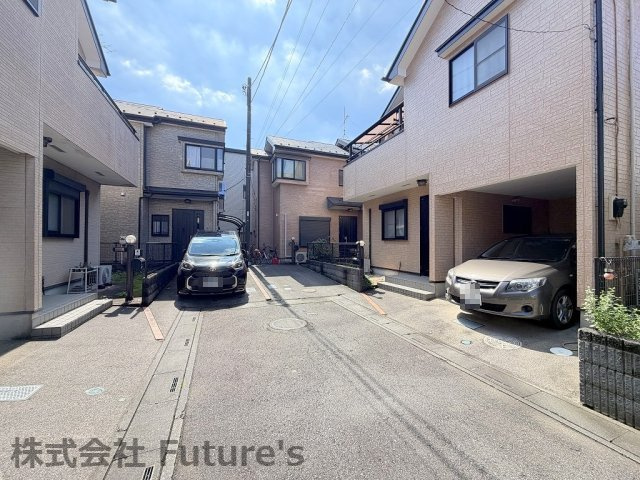 三郷市早稲田5丁目　中古戸建の前面道路含む現地写真|前面道路含む現地写真です。