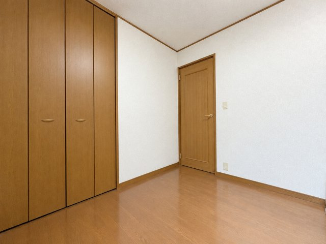 三郷市早稲田5丁目　中古戸建の洋室|６帖＋収納付きでお部屋をすっきり使えます♪