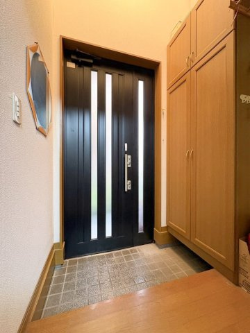 三郷市早稲田5丁目　中古戸建の玄関|玄関の上には吹抜があるので開放感があります！収納も豊富で靴が散乱することもありません♪