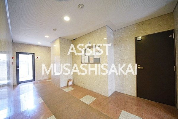 アーバン武蔵小金井のエントランス|写真：設備同仕様の別物件です