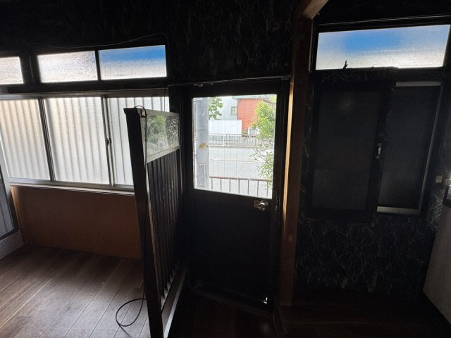 末広町2丁目戸建の玄関