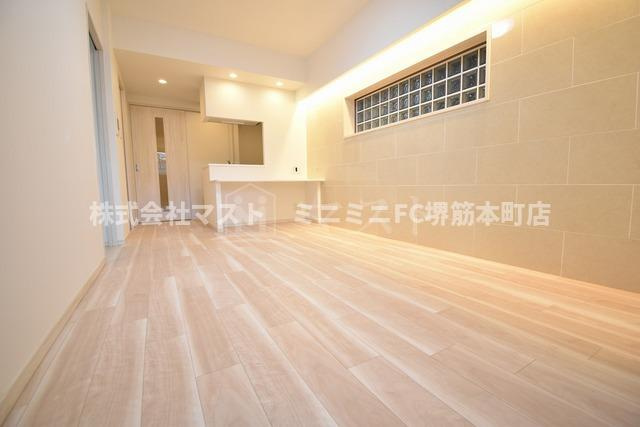 大阪市中央区安土町１丁目の賃貸マンションの居間・リビング|※奇数階は床・建具とブラウン系です。